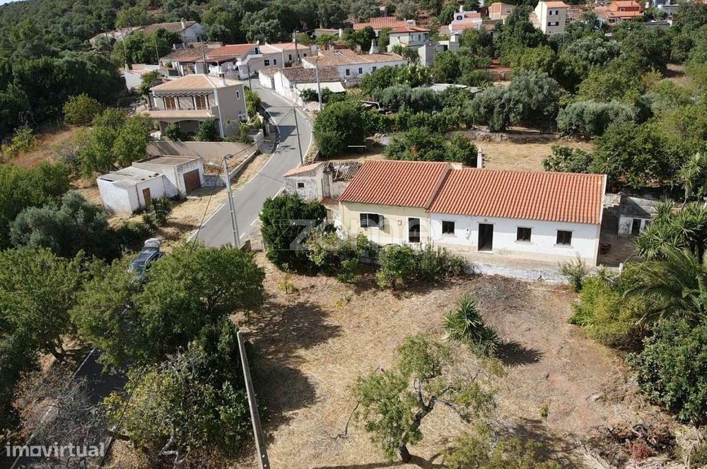 Duas Moradias independentes + Garagem, em Messines de Cima