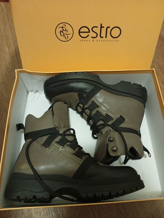 Продам женские ботинки Estro