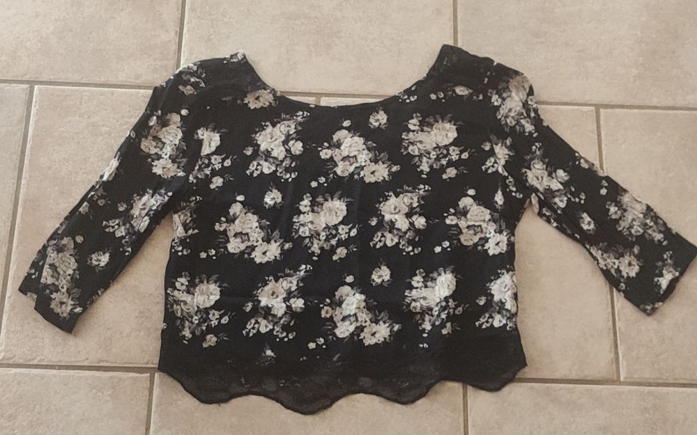 Camisola Com Flores Usada