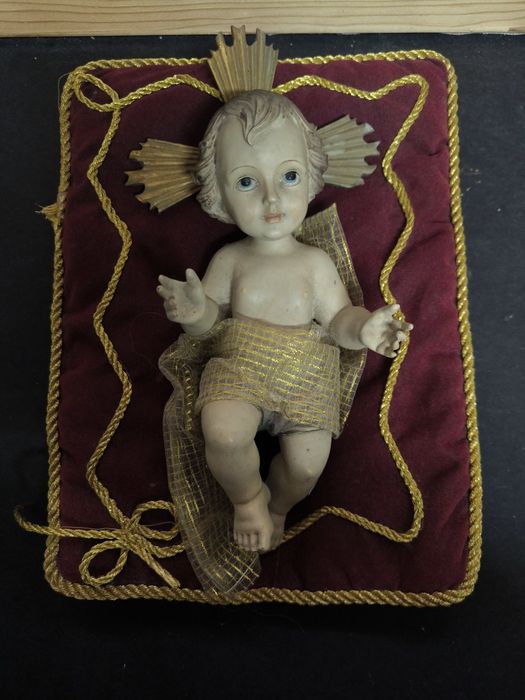 Menino Jesus em almofada veludo e dourado
Linda peça decorativa do Men