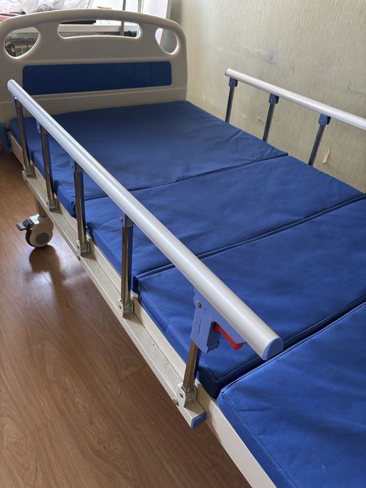 Медичне механічне ліжко MED1-C09 (б/у, у відмінному стані)