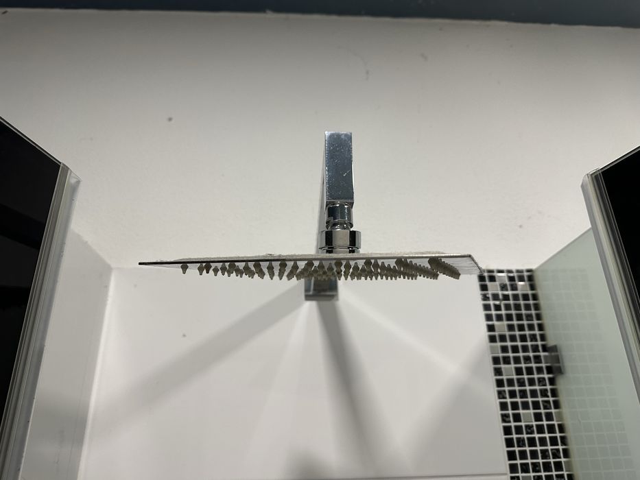 Par de portas em vidro preto ou branco com ferragens em aço e puxadores