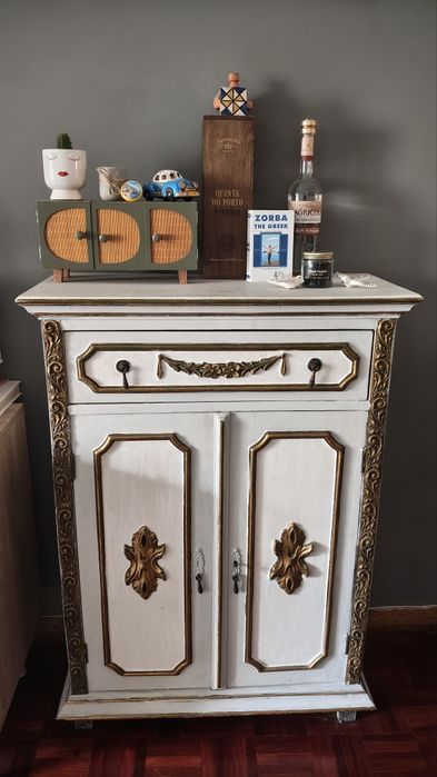 Móvel Vintage com detalhes dourados