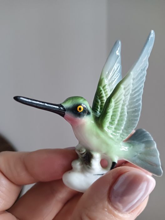 Miniatura koliberek szmaragdzik strojny