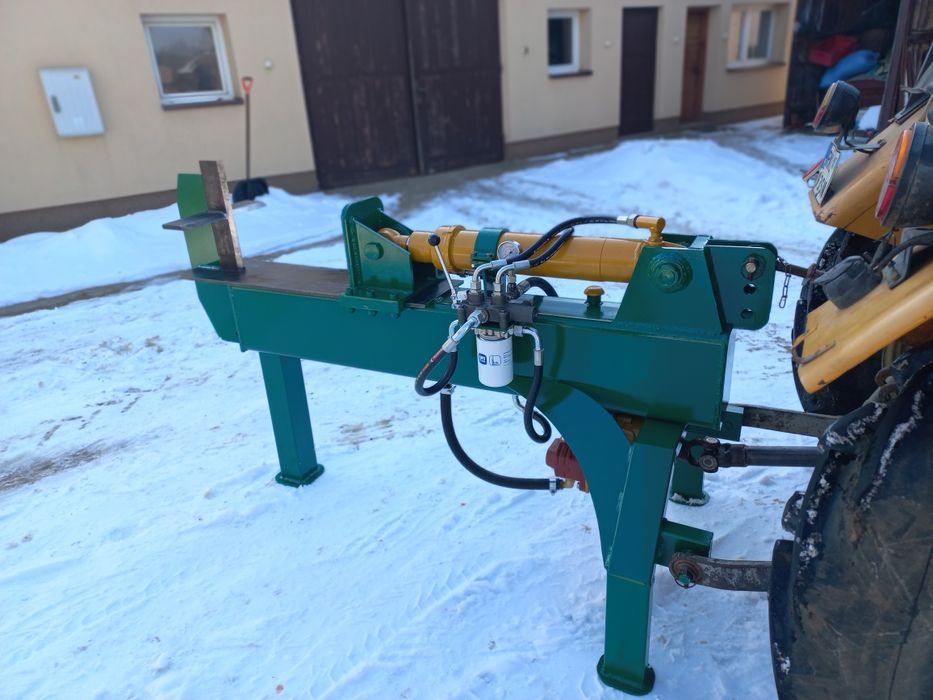 Łuparka hydrauliczna do drewna napędzana  z wom traktora