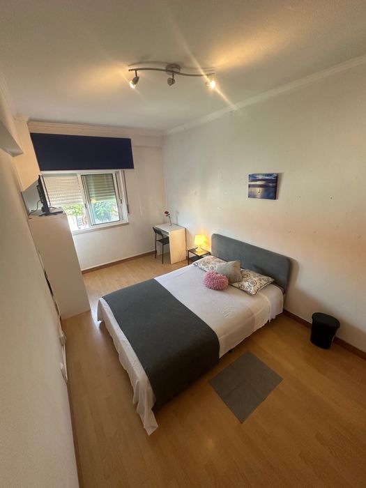 Quarto mobiliado para arrendar no centro da Moita