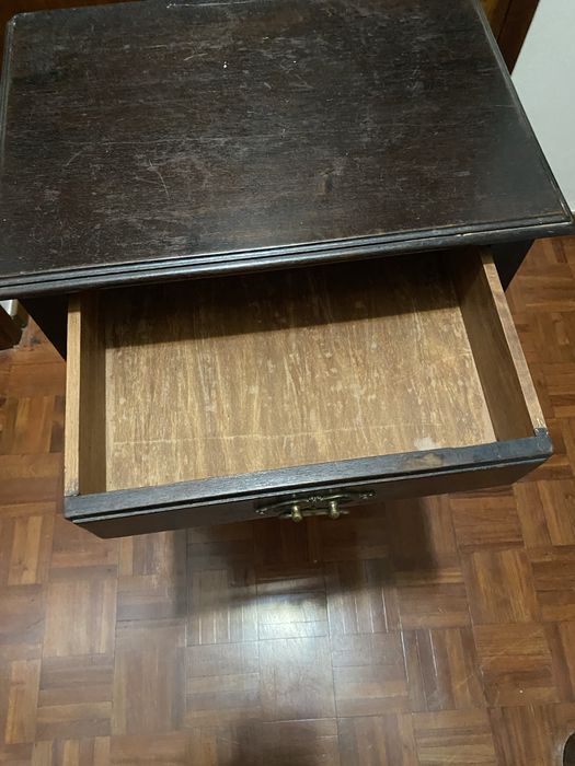 Mesinha de Apoio Vintage em Madeira Escura