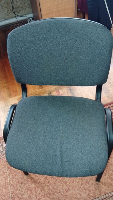 Стільці для учнів і одномістна парта