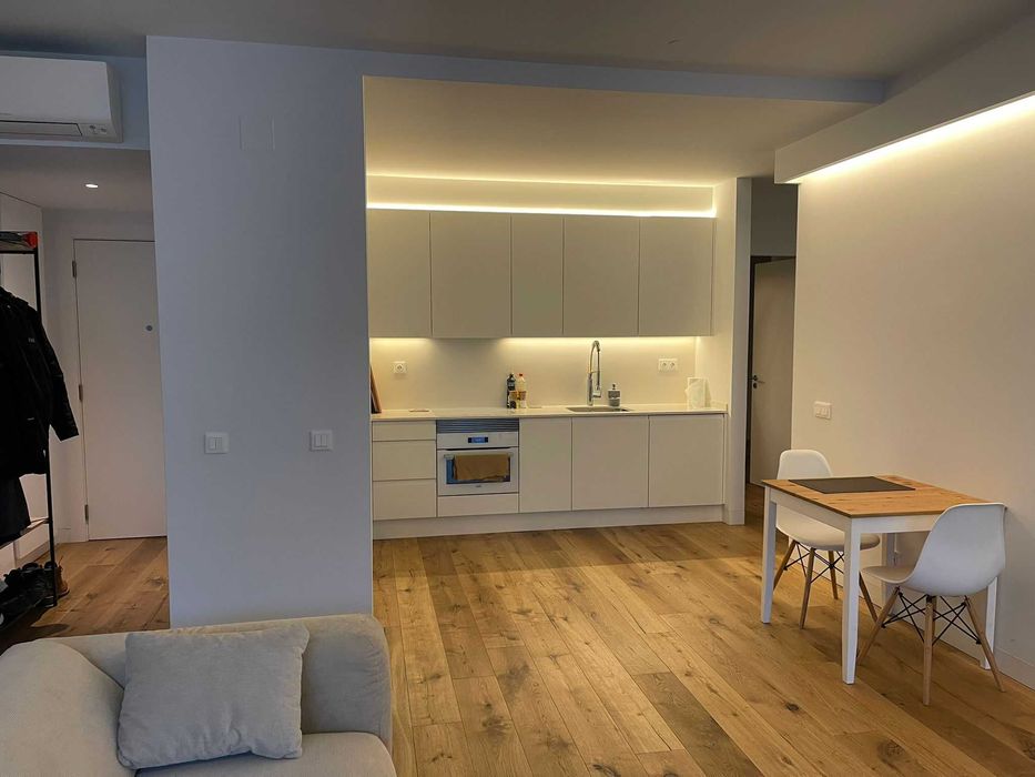 Arrenda T2 com 2 lug de garagem e arrecadação