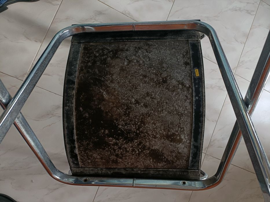 Cadeira de realizador metal e pele danificada