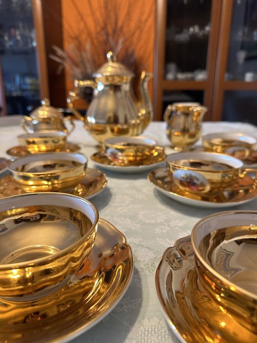Magnífico Serviço de Chá Artibus Portugal – Porcelana Dourada e Cenas Galantes  15 Peças (Quinze)