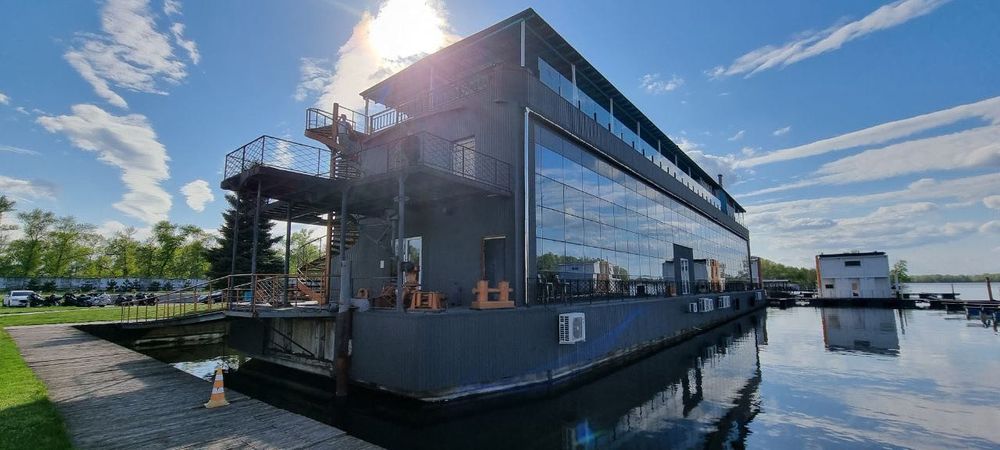 Дебаркадер - унікальний объект на воді