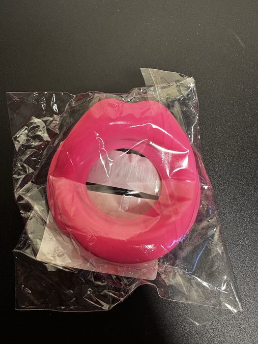 Тренажер для губ та щік.