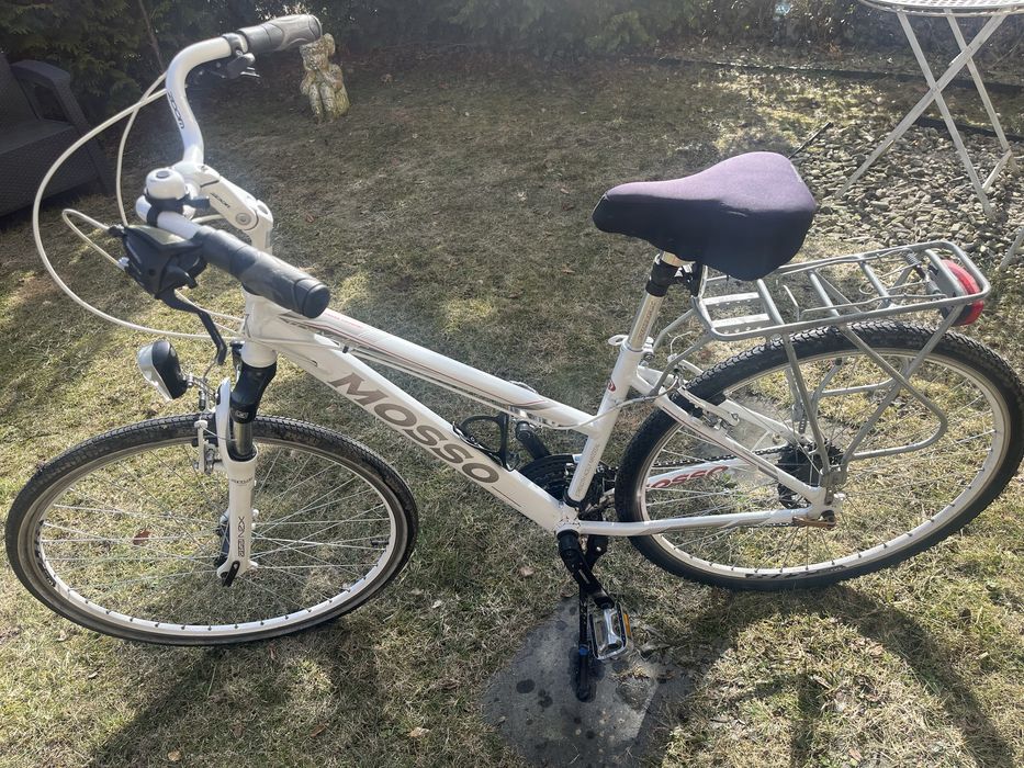 Rower trekingowy koloru białego