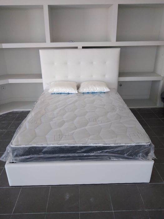 Cama, estrado  e colchão de 1,90x1,40mts (casal).