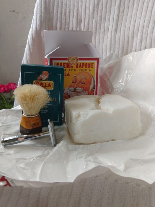 Cella z bloku.-łagodne mydełko do golenia odstąpie