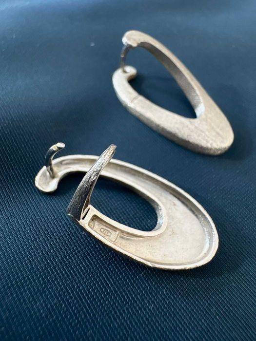 Brincos Esculturais em Ouro Branco 18k – Design Orgânico e Texturado
