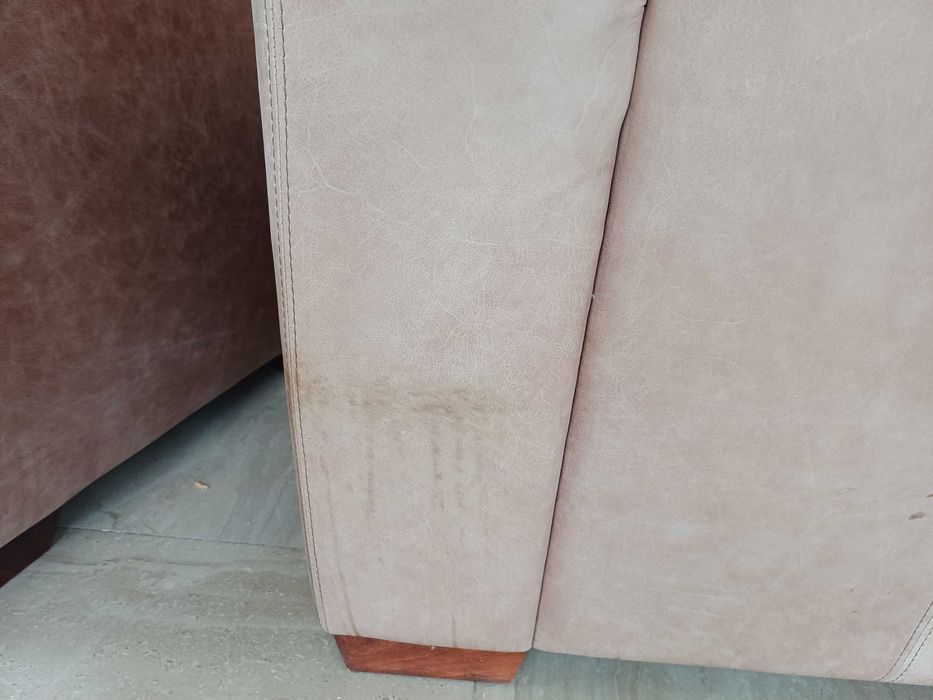 Skórzany komplet wypoczynkowy: kanapa + dwa fotele (pufa gratis)