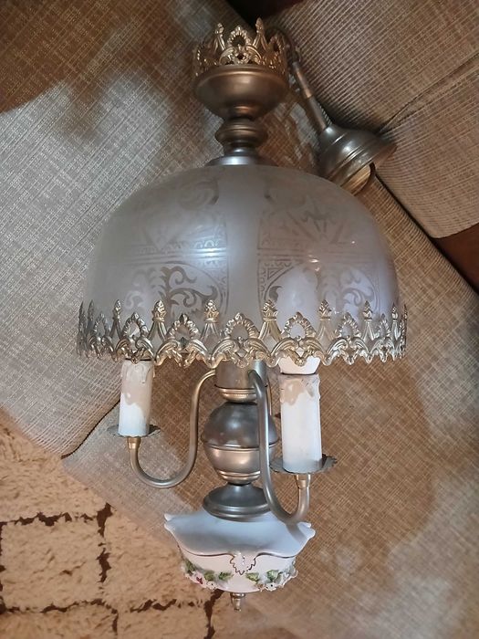 Belíssimo candeeiro com base em loiça com rosas em relevo, vidro lapidado, metal prateado e dourado trabalhado.