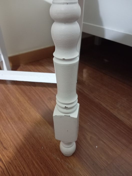 Cadeira de quarto branca e cinza