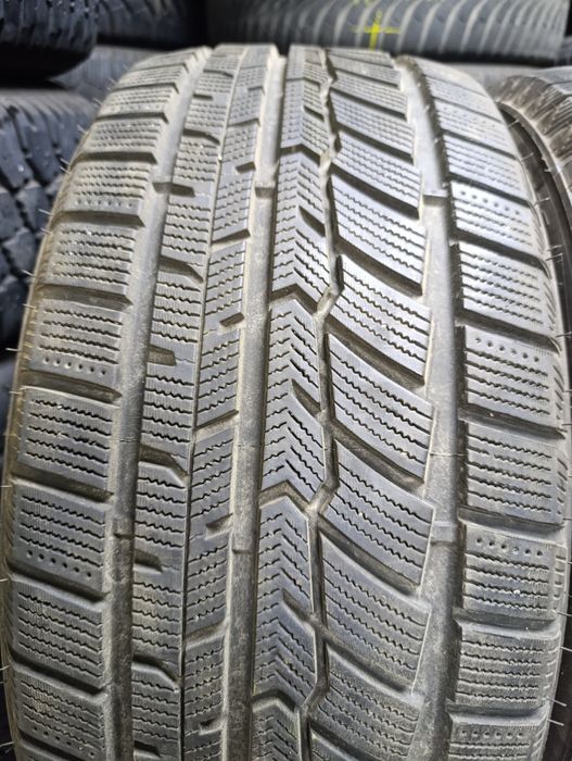 Шини пара 225 50 17 austone
