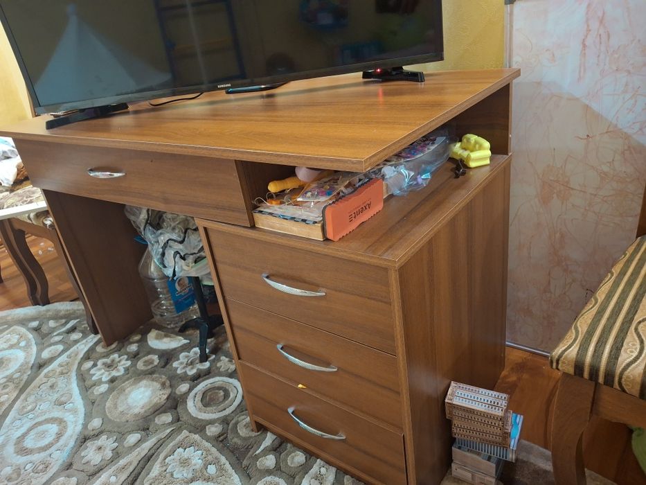 письмовий стіл для школяра