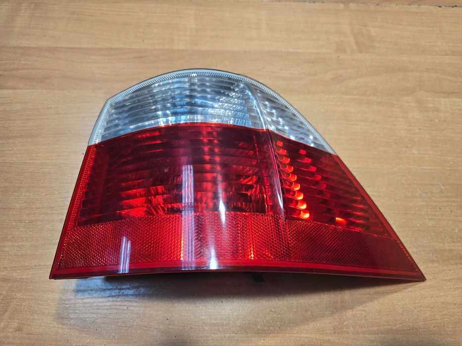 BMW 5 E61 Lampa Tył Prawa W Błotnik Wkład Wtyczka USZKODZONA