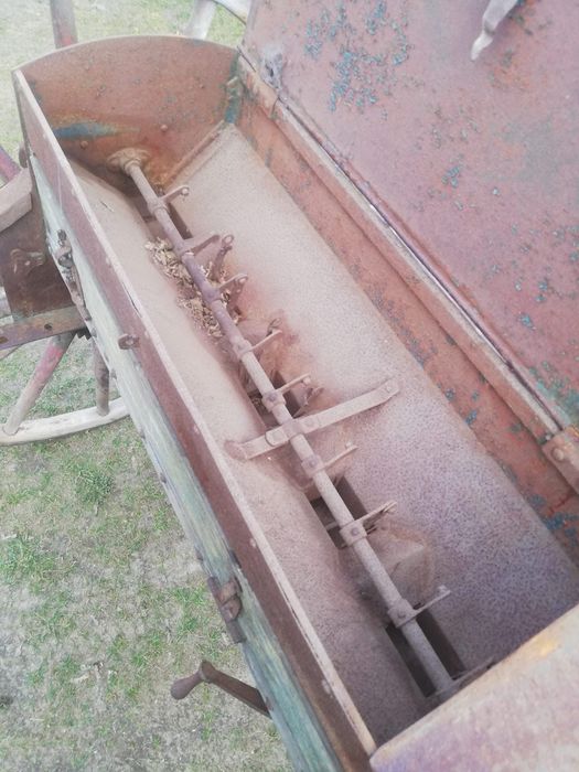 Zabytkowy siewnik konny drewniany, przedwojenny