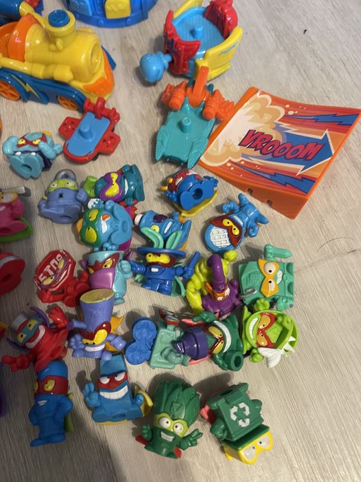 Duży zestaw superzings figurki pojazdy skarbiec