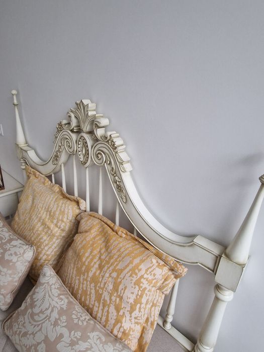 Quarto com cama corpo e meio em talha