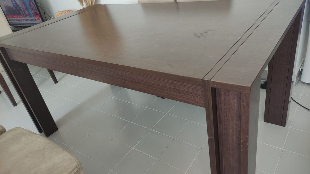 Mesa de Sala em Madeira Maciça – Em Bom Estado