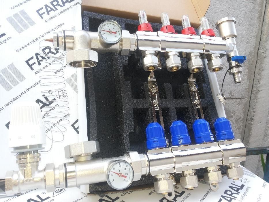 Коллектор и трубы для теплого пола в сборе