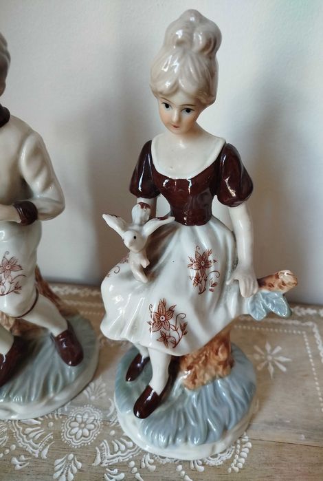 Belíssimo Par de Esculturas em Porcelana