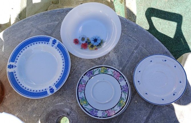 Pratos sortidos usados de vários tamanhos