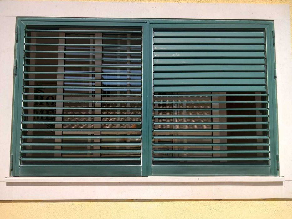 Conjunto de janelas e portadas para moradia