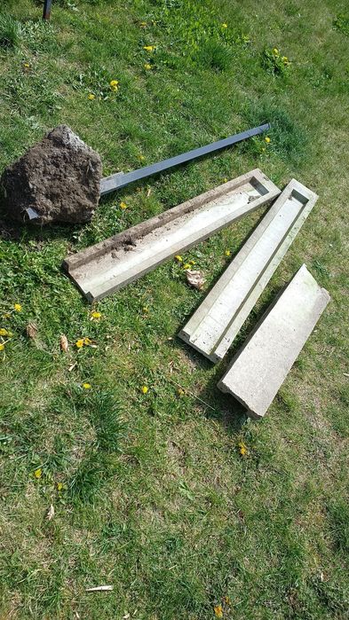 Dwa słupy ogrodzeniowe i 4 podmurówki
