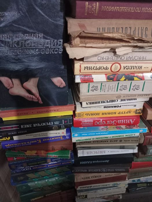 Продам книги різні.