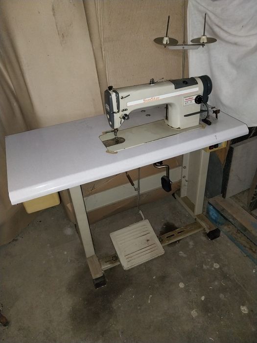 Máquina de costura industrial com motor monofásico