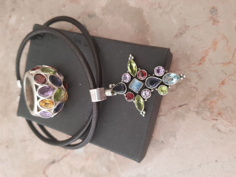 Colar com cruz de prata e pedras semi preciosas.