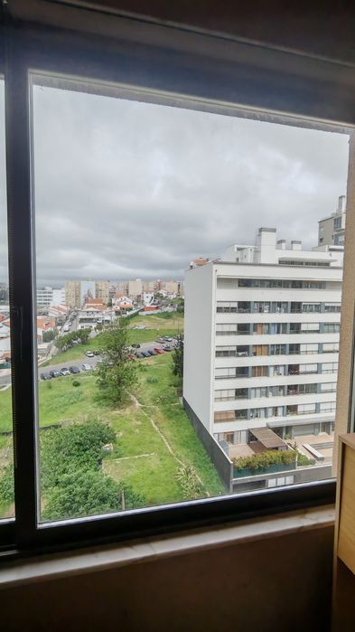 Janela cor bronze e vidros duplos
