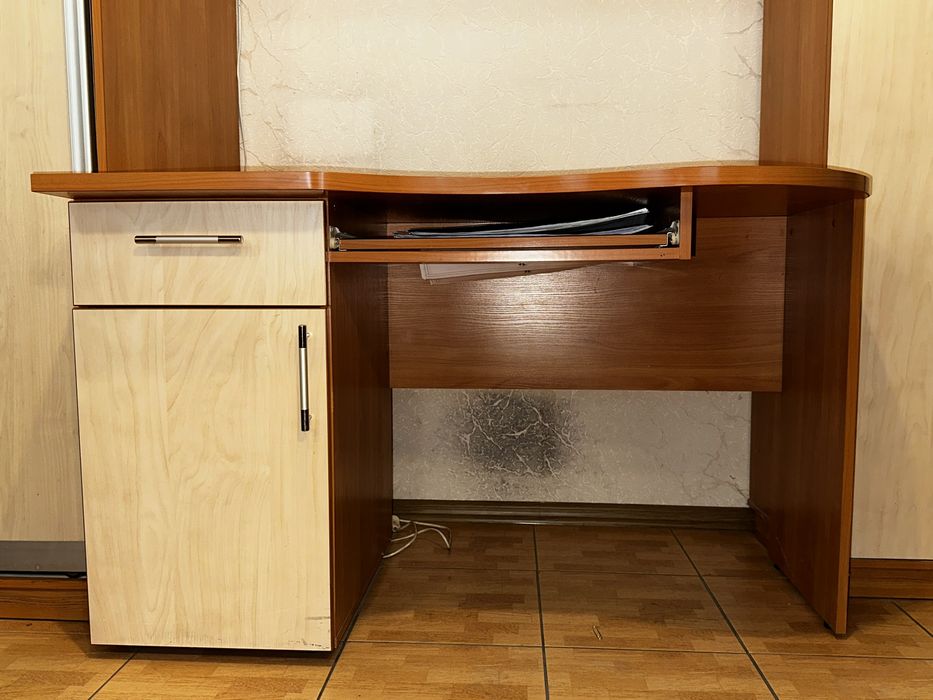 Продам офисные столы б/у