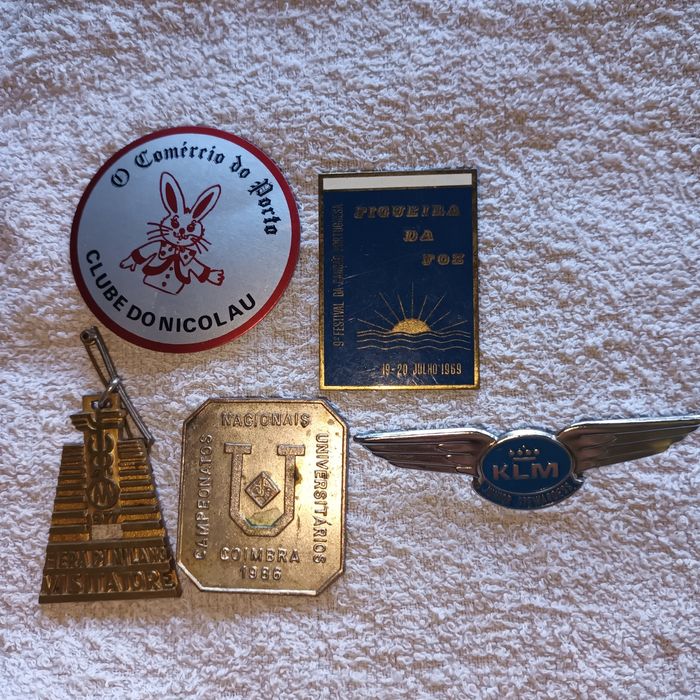 Diversos bagdes crachás alfinetes etc