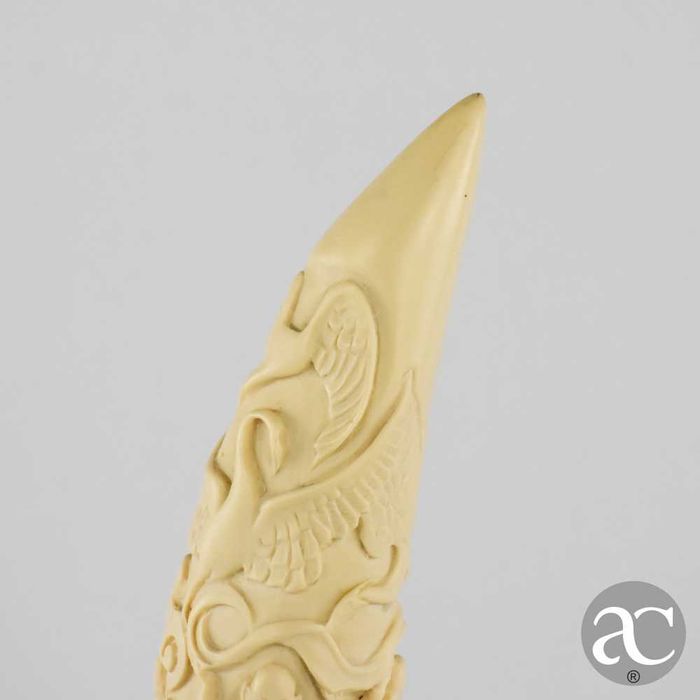 Escultura marfinite forma de dente de elefante com figuras orientais