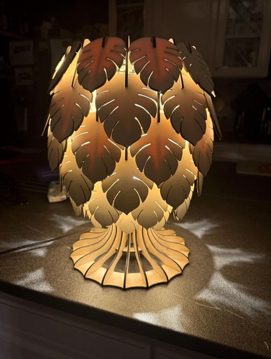 Lampa stojąca z drewna, ręcznie robiona
