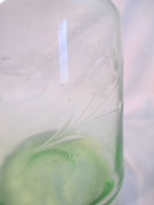 Garrafa de vidro verde antiga