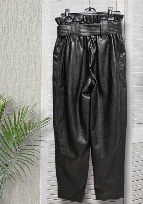 Штаны черные из эко кожи River Island с высокой посадкой, р. XS/S