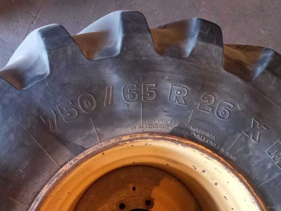 Pneus Largos com jantes para ceifeira Fiatagri, New Holland ou Laverda