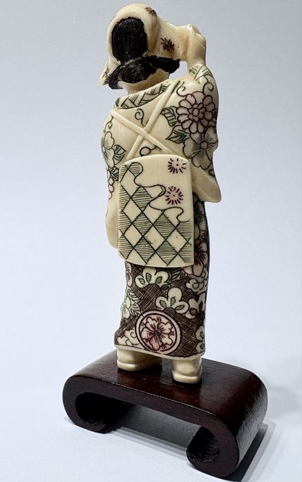 Lindas pequenas preciosas figuras asiáticas esculpidas e assinadas