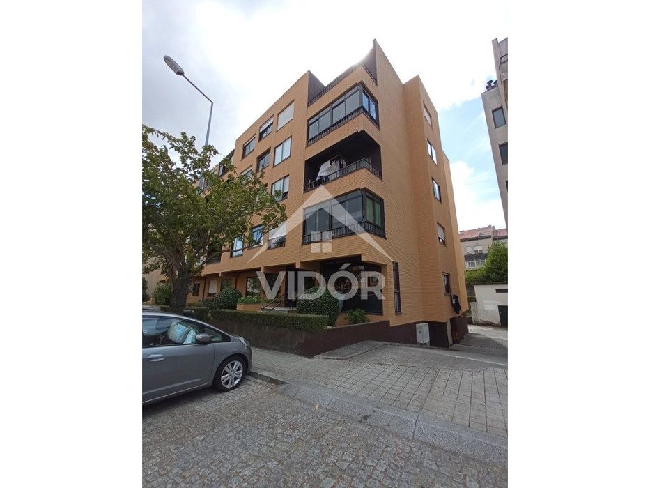 Garagem na Rua Bernardim Ribeiro Nº 260 - Circunvalação