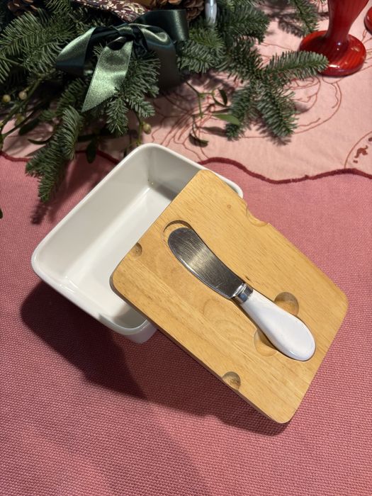 Ceramiczna maselniczna z nożem i pokrywką